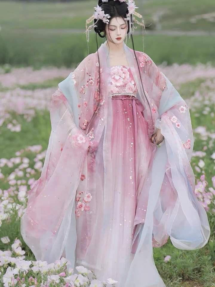 The Role of Pipa as a Props for Hanfu Photo Shoot The Role of Pipa as a Props for Hanfu Photo Shoot