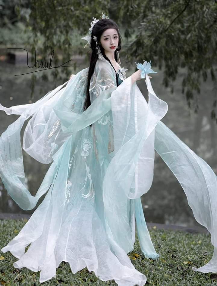 The Original Hanfu Design of Han Qingyue:The Lantering Sequence at the Literary Saloon The Original Hanfu Design of Han Qingyue:The Lantering Sequence at the Literary Saloon