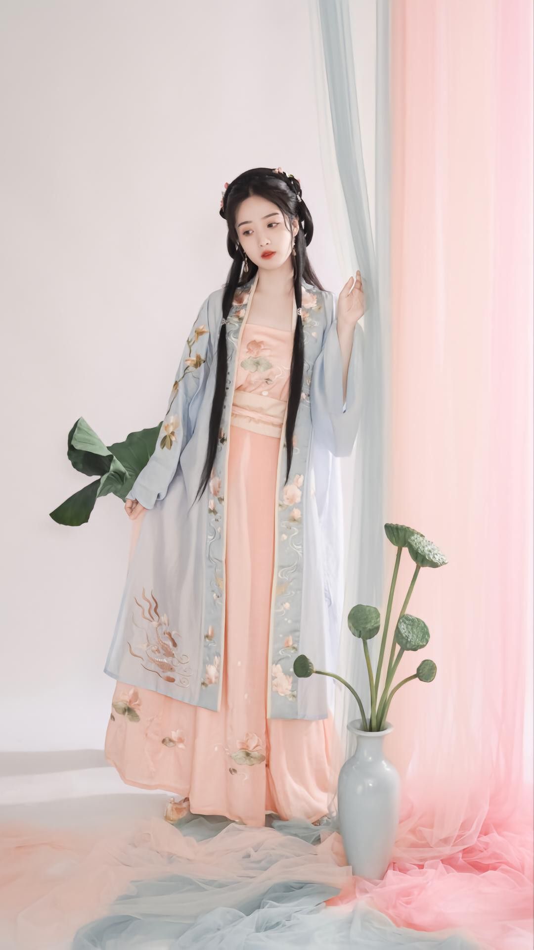 The Headwear of a Bride in Traditional Chinese Hanfu Wedding