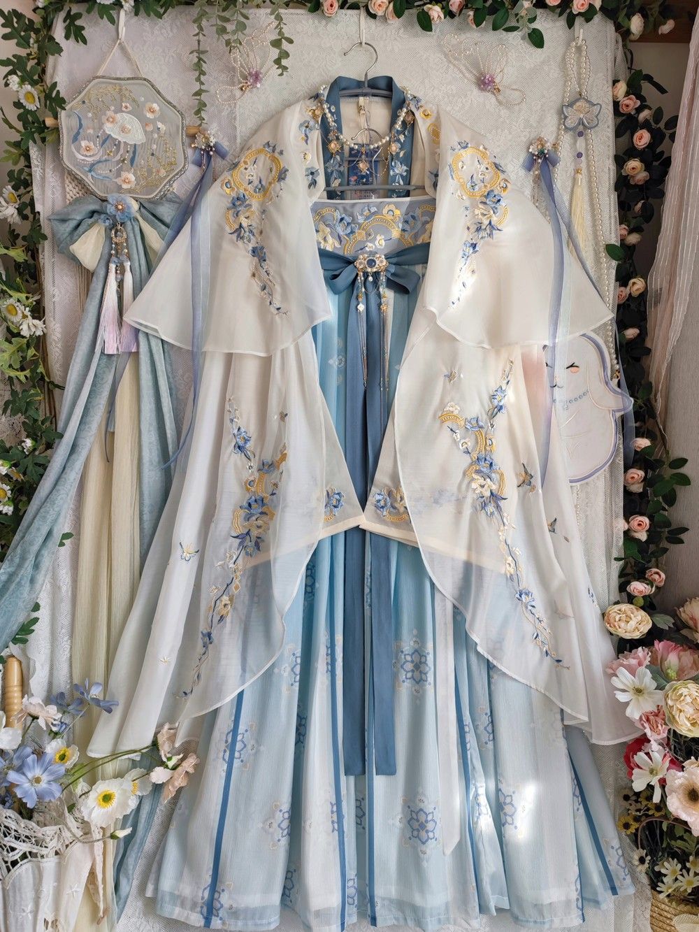 The Full Story of a Woman in Hanfu Mask:Exploring the Beauty of Traditional Chinese Costume The Full Story of a Woman in Hanfu Mask:Exploring the Beauty of Traditional Chinese Costume