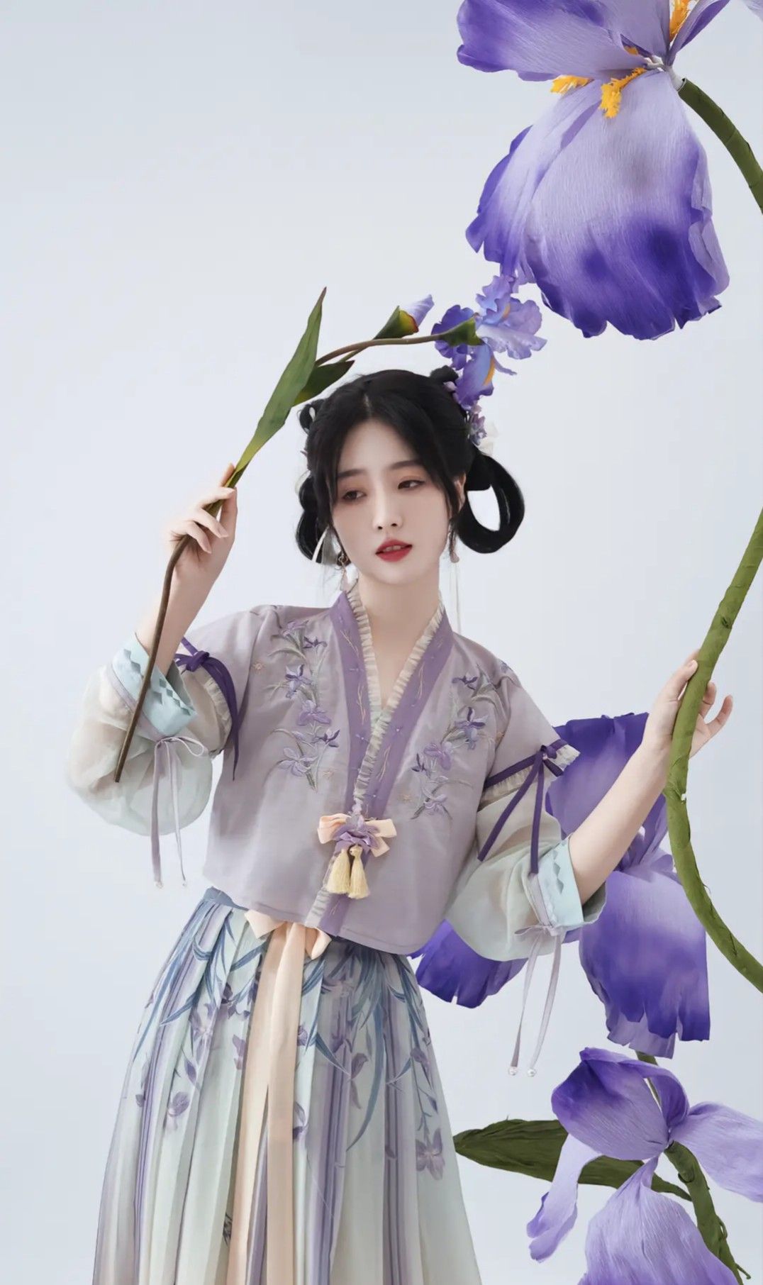 The Elegance of a Long-Shirted Hanfu Woman The Elegance of a Long-Shirted Hanfu Woman