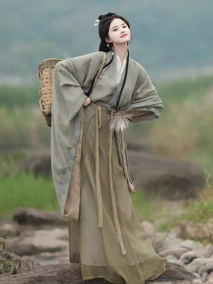 The Elegance of Qipao in the World of Cloud Silk The Elegance of Qipao in the World of Cloud Silk