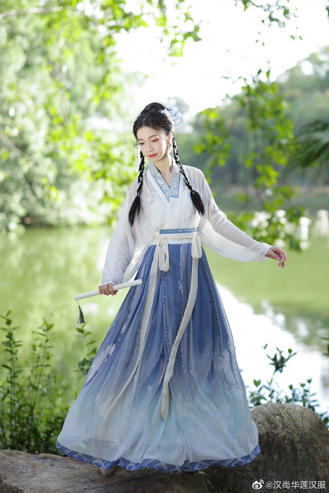 The Blue Cheongsam of the Republic Era:A Cultural Icon of Chinese Traditional Elegance The Blue Cheongsam of the Republic Era:A Cultural Icon of Chinese Traditional Elegance
