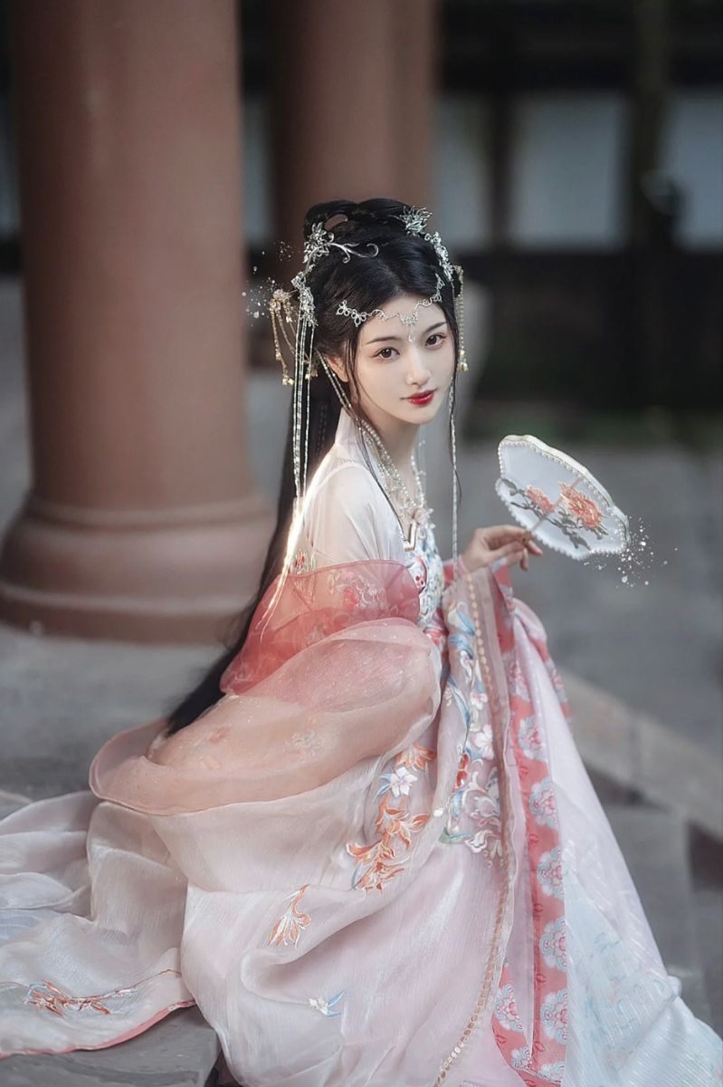 The Rise of Hanfu Shark Clip:Exploring the Fusion of Traditional Chinese Fashion and Modern Style The Rise of Hanfu Shark Clip:Exploring the Fusion of Traditional Chinese Fashion and Modern Style
