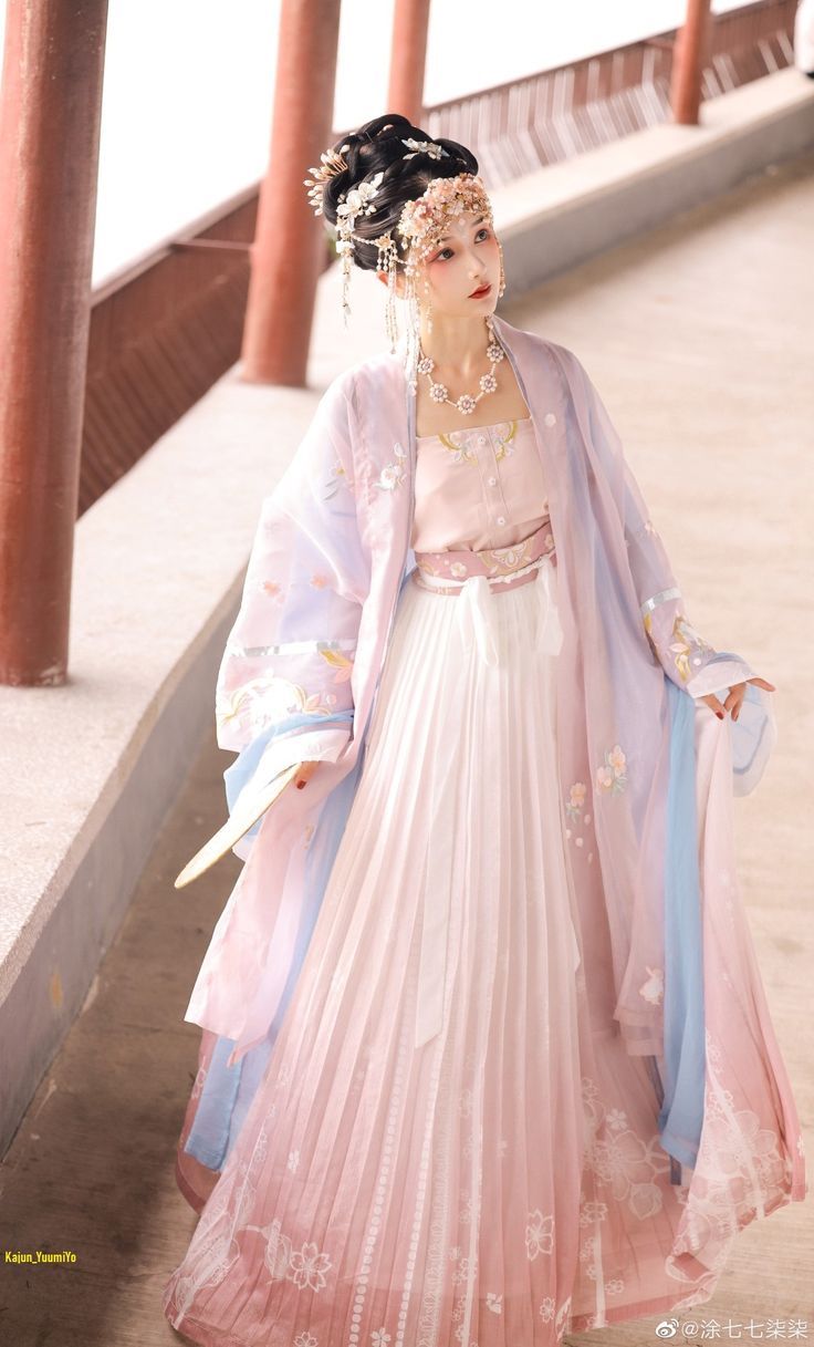 The Rise of Cheongsam in the Republic of China:The Story of Si Teng