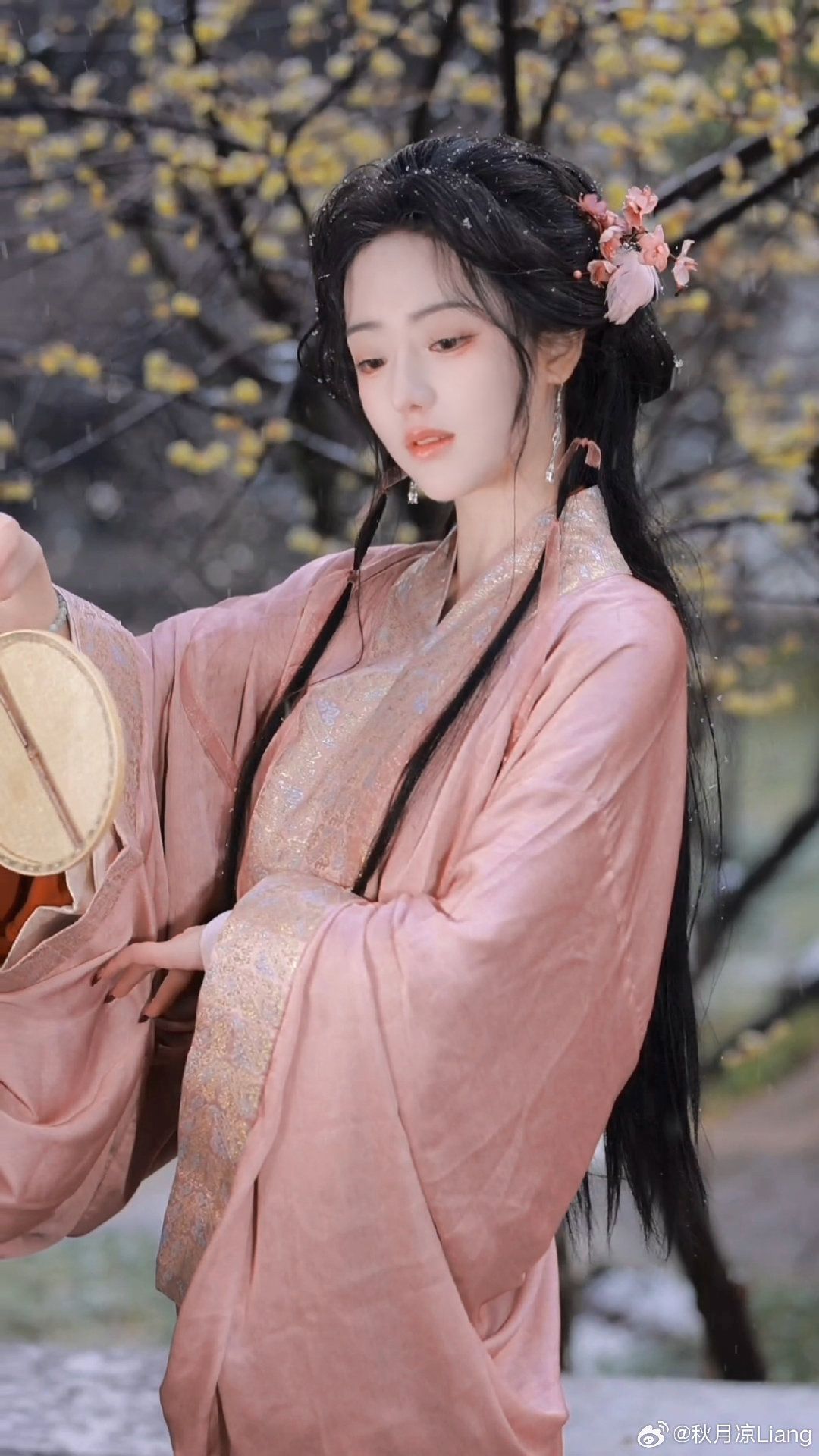 Pregnant Women Embracing Traditional Elegance:The Rise of Maternity Hanfu Fashion