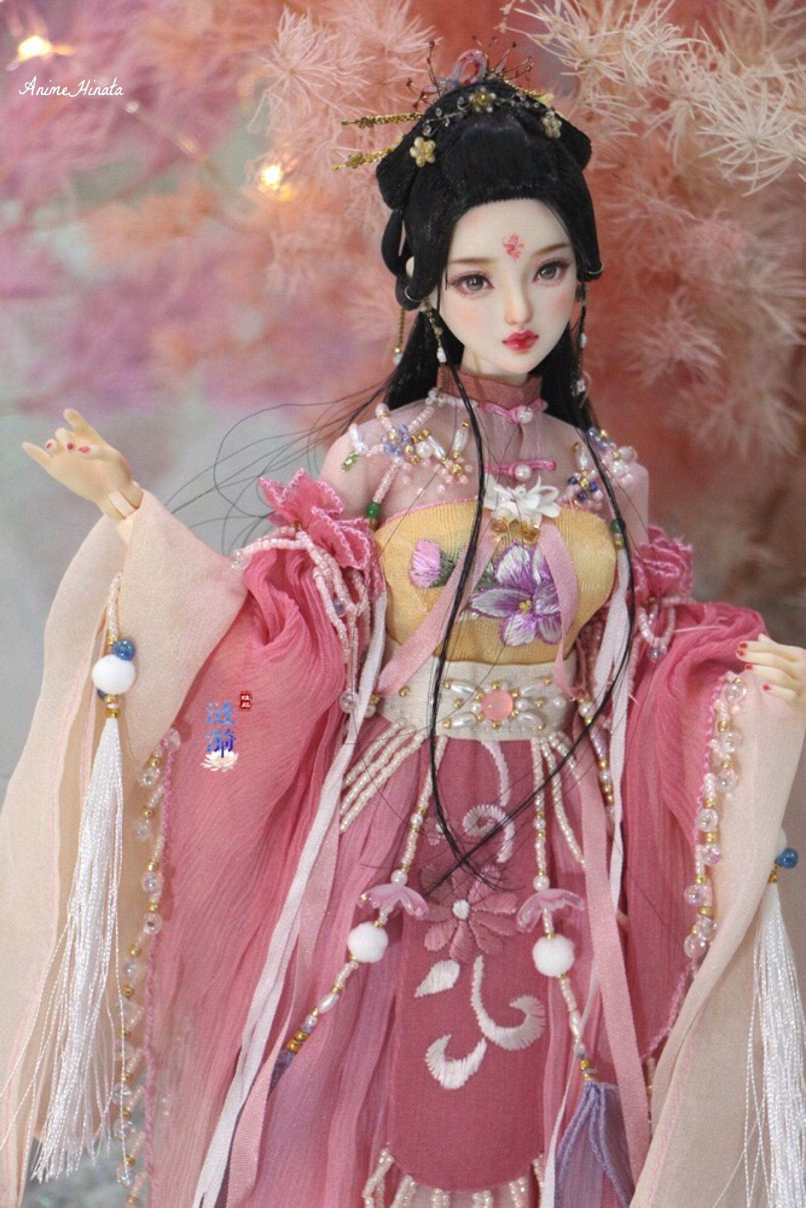 The Splendor of White Hanfu in the Wei and Jin Dynasties
