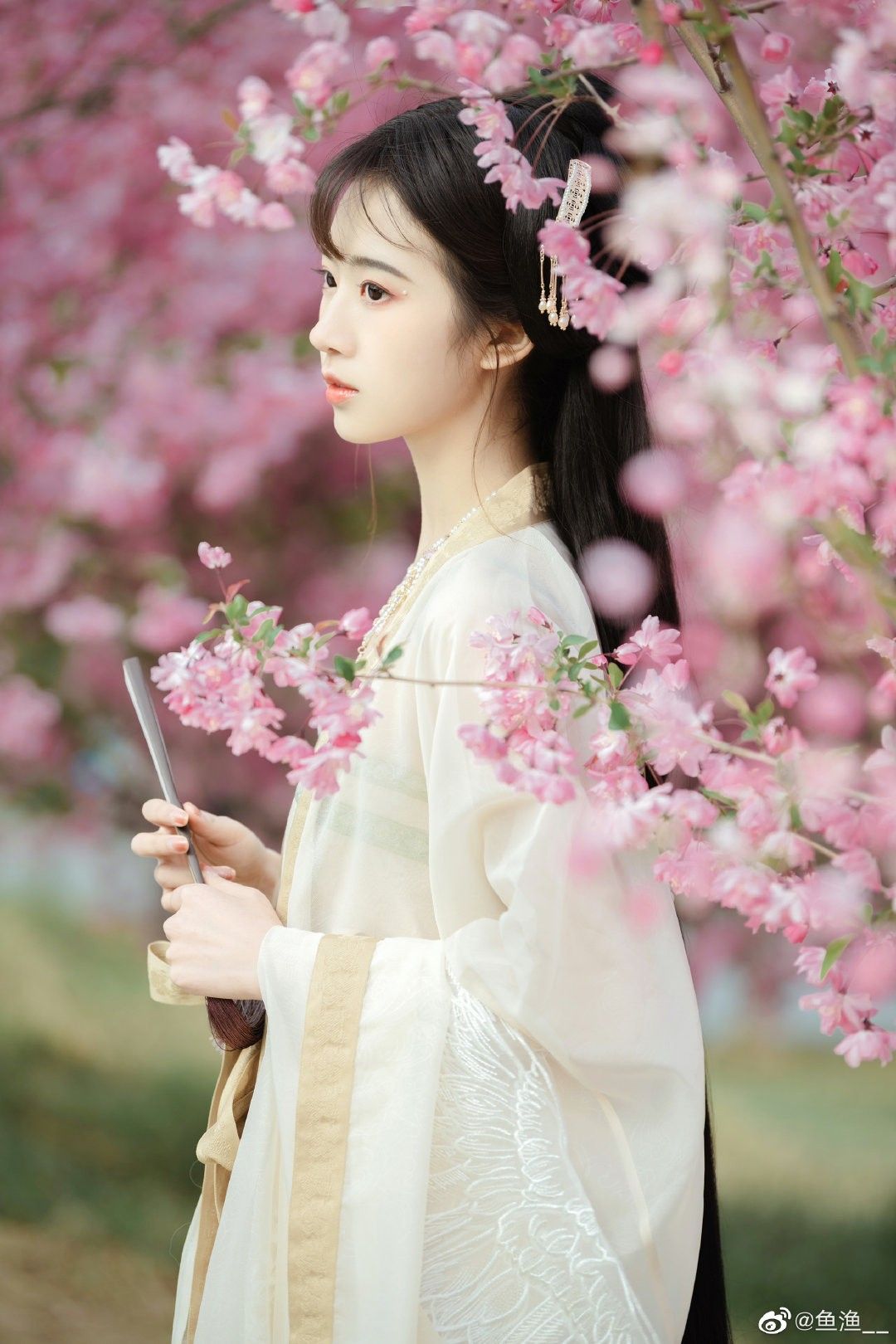 The Intricacies of Button Plackets and Sleek Hangings in Cheongsam Design The Intricacies of Button Plackets and Sleek Hangings in Cheongsam Design