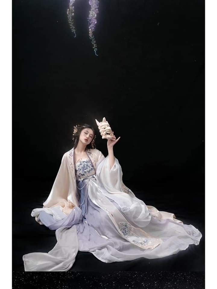 The Revival of Ming-Style Hanfu Horseback Skirt:Autumn and Winter Fashion Trends