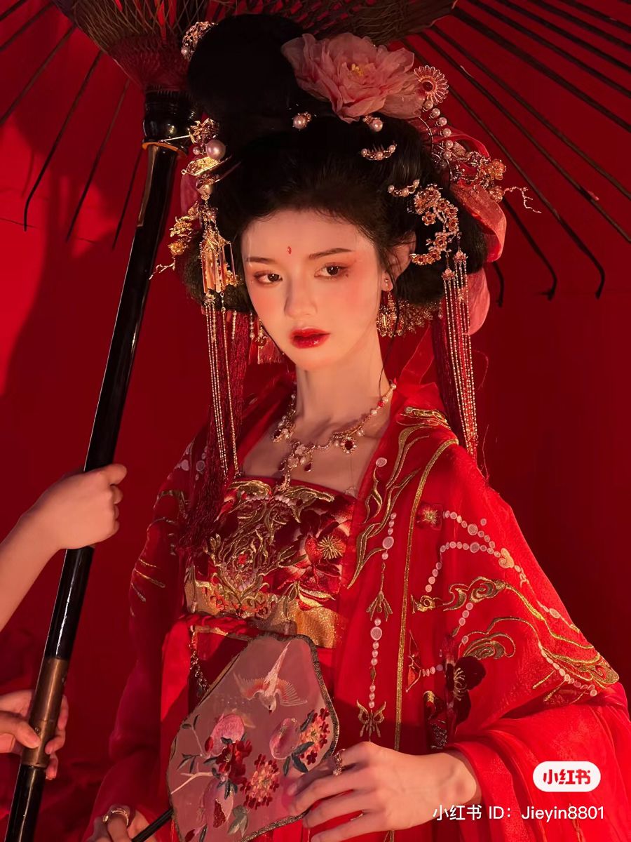 The Splendor of Dragon Empress Hanfu:The Cultural Significance of Phoenix Headdress and Fiery Robes The Splendor of Dragon Empress Hanfu:The Cultural Significance of Phoenix Headdress and Fiery Robes
