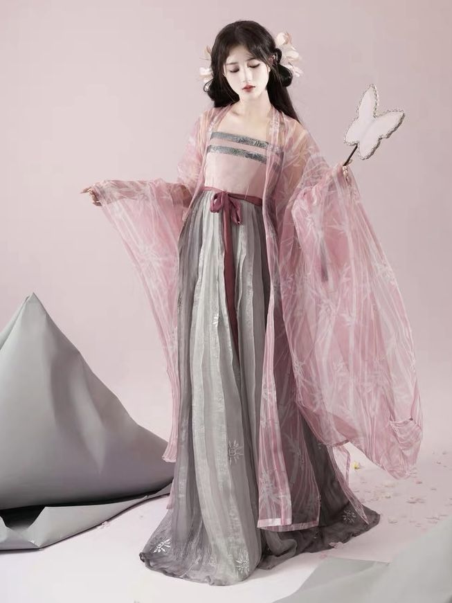 Charming Cheongsam with a Modern Twist:The Rise of Yue Mei Rens Qipao on Douyin