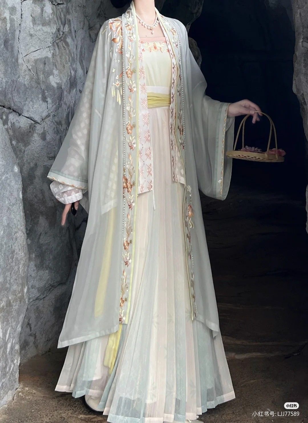 Winter and Autumn Childrens Hanfu Fashion for Girls:A Guide to Traditional Elegance Winter and Autumn Childrens Hanfu Fashion for Girls:A Guide to Traditional Elegance