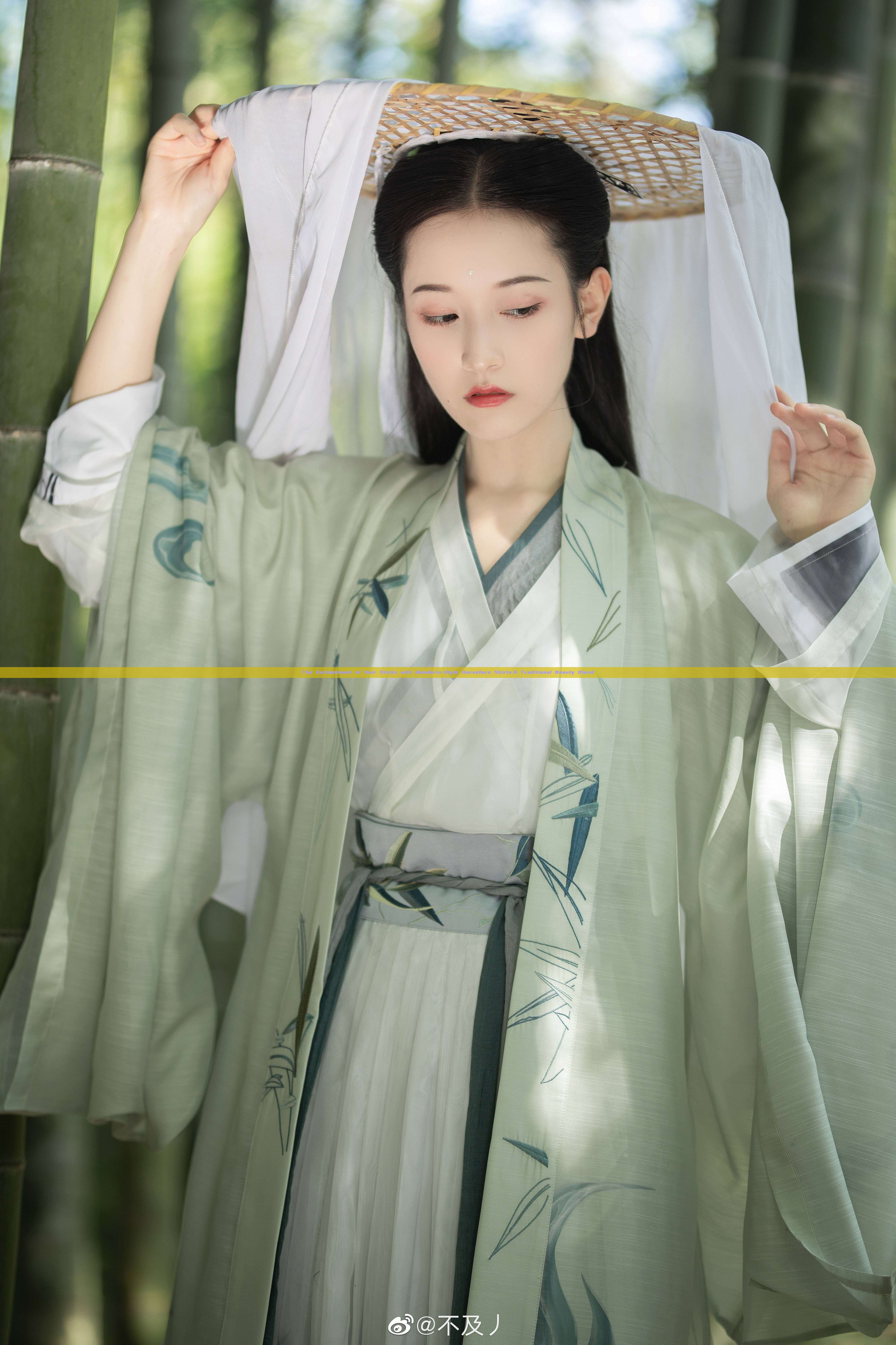 The Enchantment of Hair Sticks with Mandarin-Style Horseface Skirts:A Traditional Beauty Blend