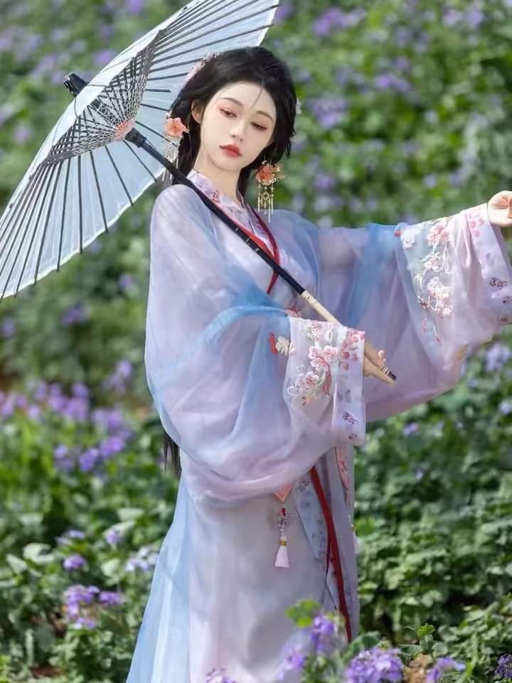 The Enchantment of Black Traditional Chinese Hanfu:An Ancient Style Revival