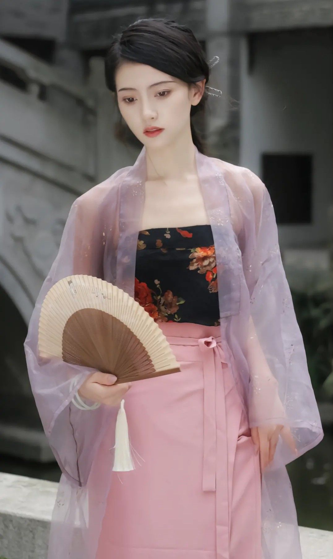 Traditional Chinese Womens Fashion:The Splendor of Tang Zhuang and Hanfu Traditional Chinese Womens Fashion:The Splendor of Tang Zhuang and Hanfu