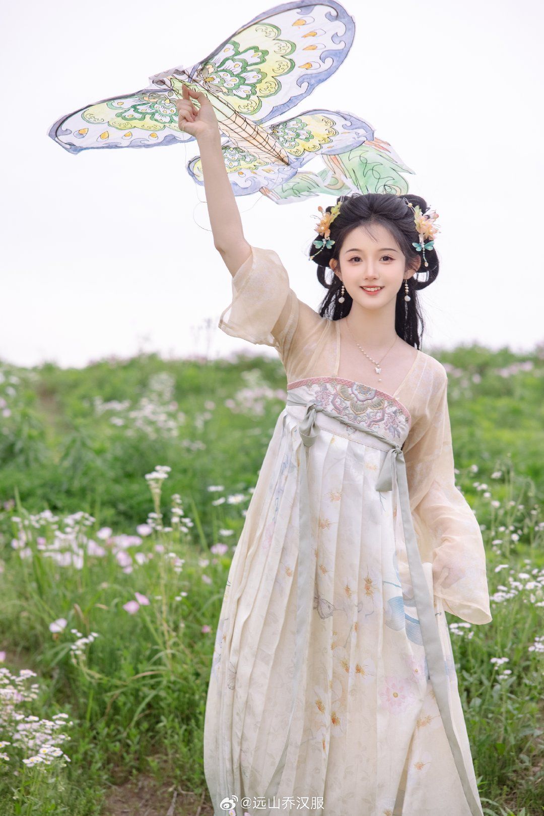 Luxury Mid-Length Silk Cheongsam A Classic Elegance