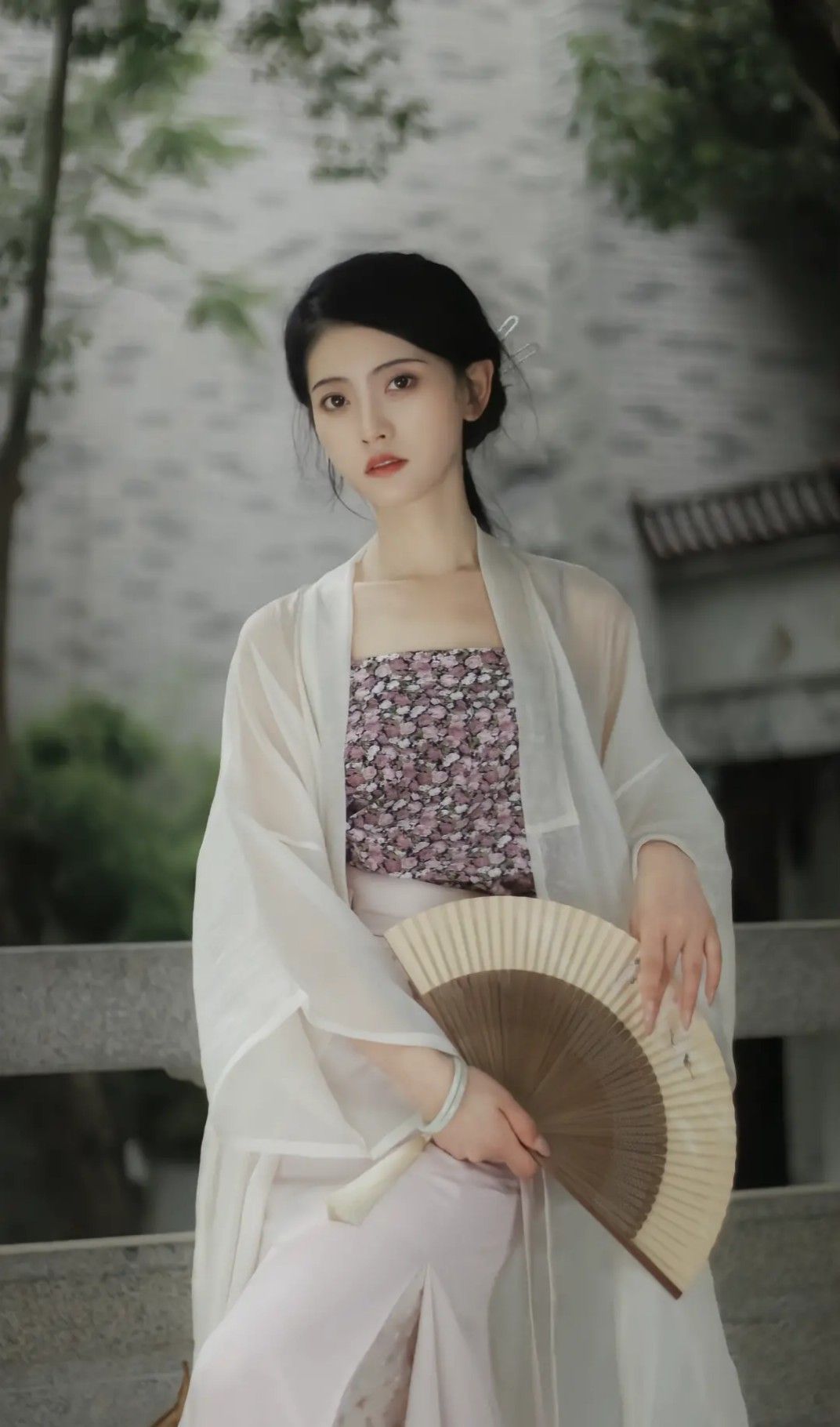 Summer Chic in a Seven-Point Sleeve Cheongsam:The Allure of the Modern Qipaiqun
