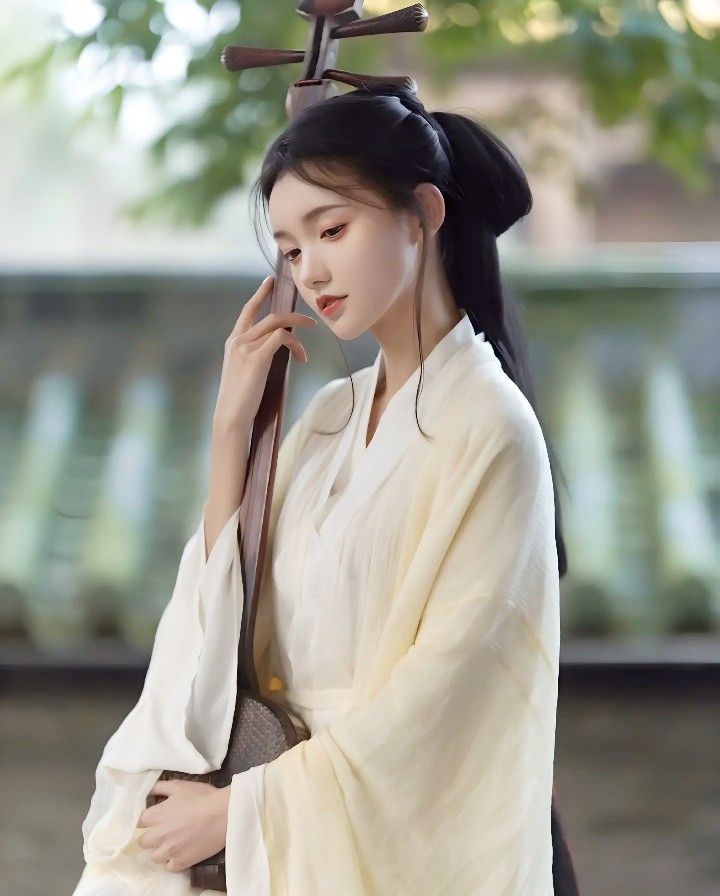 The Splendor of Traditional Elegance:Li Yueyings Cheongsam in Xian The Splendor of Traditional Elegance:Li Yueyings Cheongsam in Xian