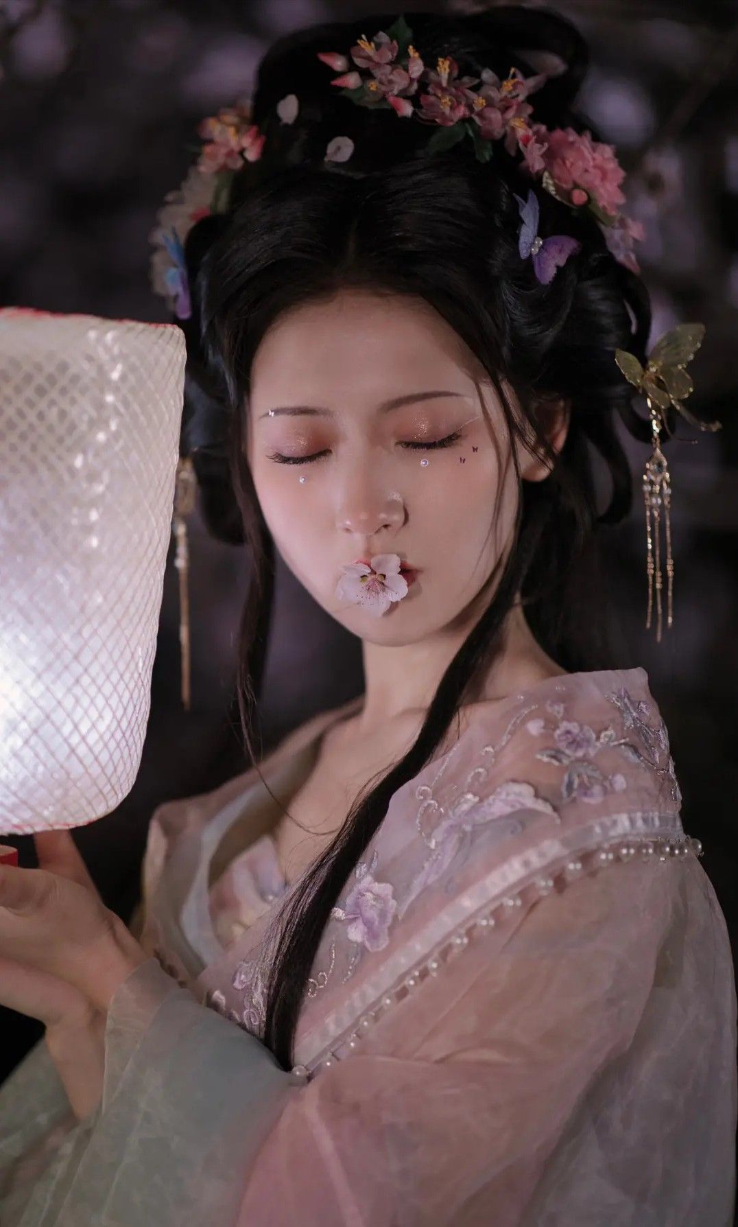 The Fusion of Beret and Hanfu:A Modern Exploration of Traditional Chinese Fashion The Fusion of Beret and Hanfu:A Modern Exploration of Traditional Chinese Fashion