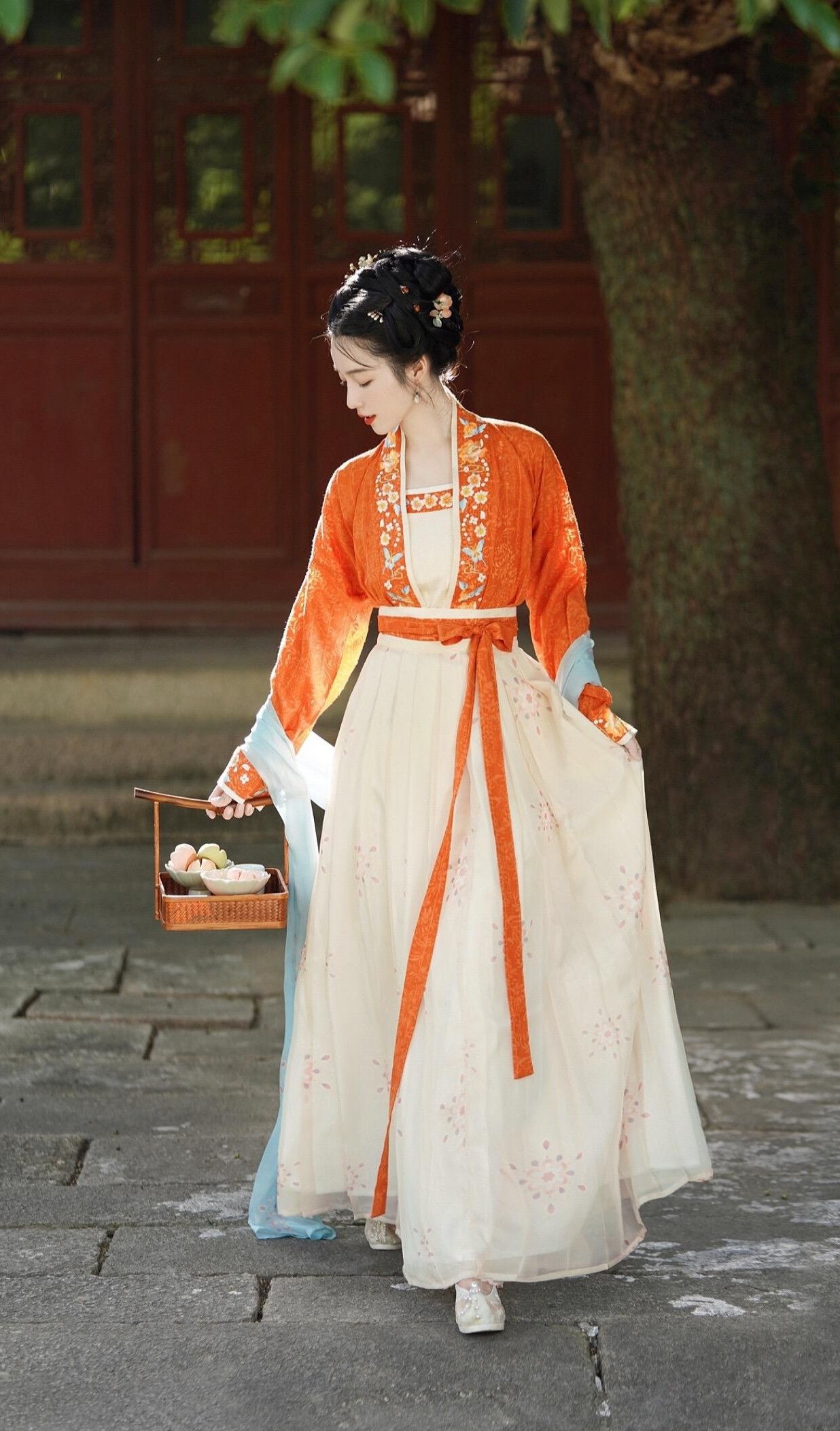 The Invincible Sword-Wielding Empress in Martial Arts Hanfu The Invincible Sword-Wielding Empress in Martial Arts Hanfu