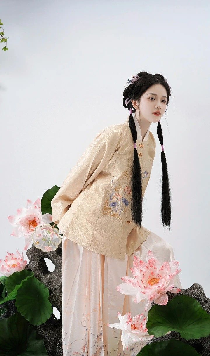 Winter Fairyland:The Enchanting Tale of a Girl in Hanfu Ancient-Style Clothing Winter Fairyland:The Enchanting Tale of a Girl in Hanfu Ancient-Style Clothing