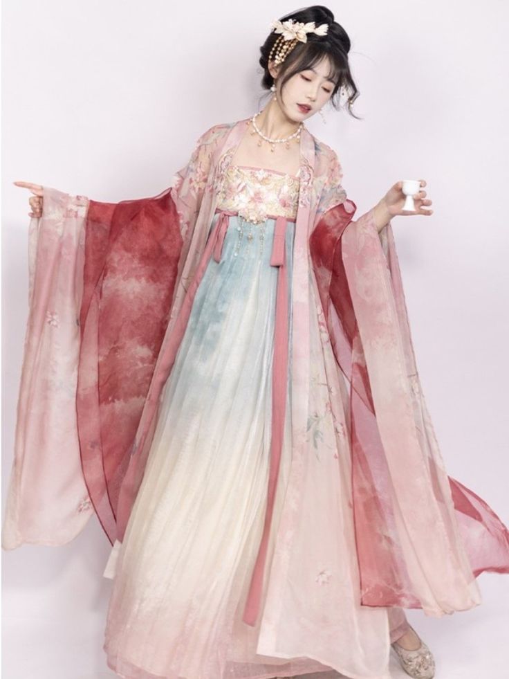 The Headdress of Tang-Style Hanfu Wedding Dress:A Glimpse into Ancient Chinese Bridal Beauty