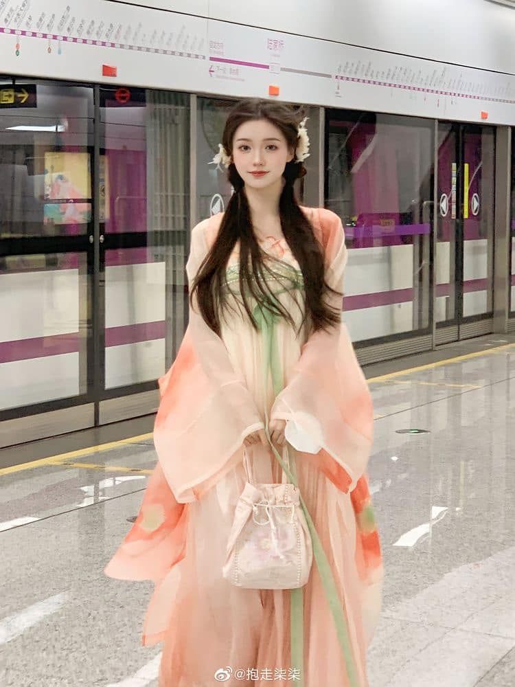 Plump Girl Child in Summer Hanfu Fashion:The Charm of Chubby Kids in Traditional Chinese Clothing