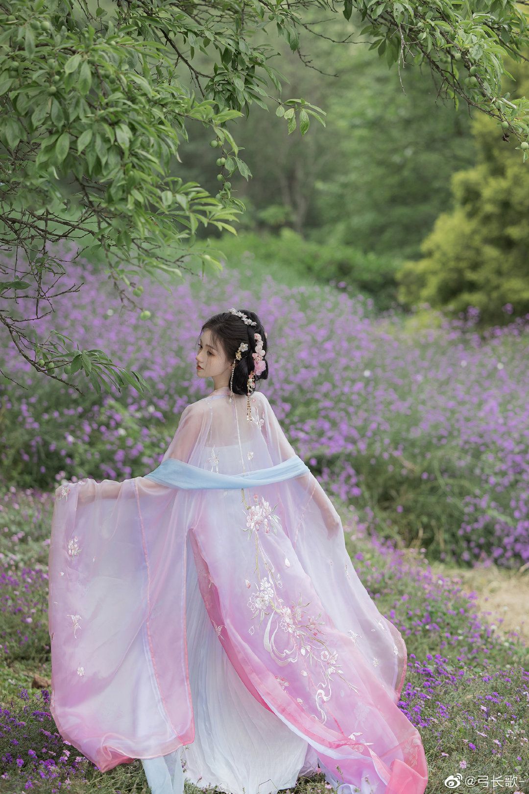 Cheongsam and Skirt Short Set:A Fashionable Two-Piece Ensemble Cheongsam and Skirt Short Set:A Fashionable Two-Piece Ensemble