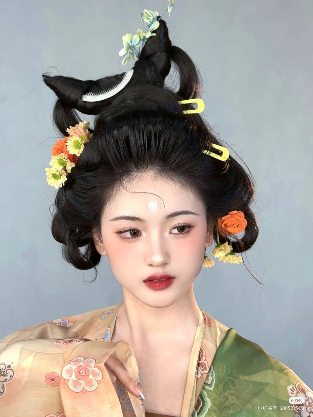 A Summer Fairy Tale in Ancient Han Costume:The Enchanting Girl in Traditional Chinese Dress A Summer Fairy Tale in Ancient Han Costume:The Enchanting Girl in Traditional Chinese Dress