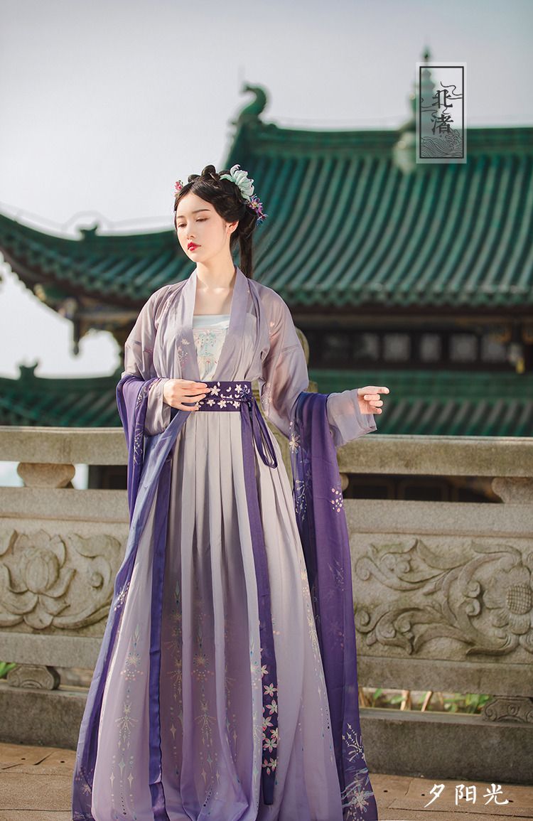 Stunning Cheongsam Show with Comfortable Soft-Skin Shoes Stunning Cheongsam Show with Comfortable Soft-Skin Shoes