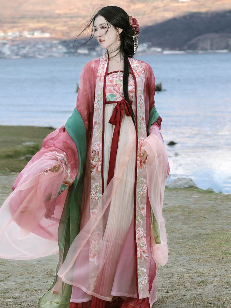 The Splendor of Hanfu:The Elaborate Beauty of Broad-sleeved Outer Robes The Splendor of Hanfu:The Elaborate Beauty of Broad-sleeved Outer Robes