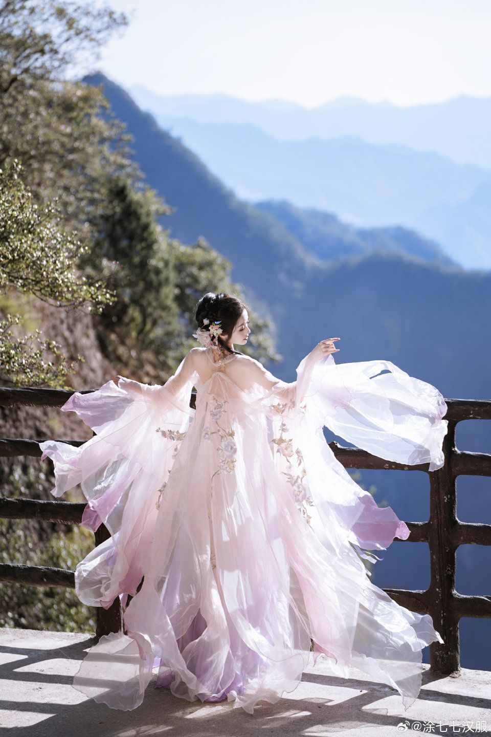 The Elegance of a Blue Hanfu Lady:Beauty and Grace in Traditional Chinese Attire The Elegance of a Blue Hanfu Lady:Beauty and Grace in Traditional Chinese Attire