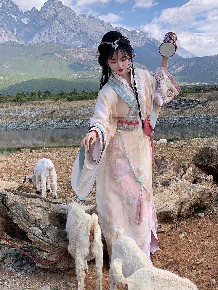 Zhaos Hanfu Elegance:The Summer Bliss of a Hanfu-Wearing Summer Cicada Zhaos Hanfu Elegance:The Summer Bliss of a Hanfu-Wearing Summer Cicada