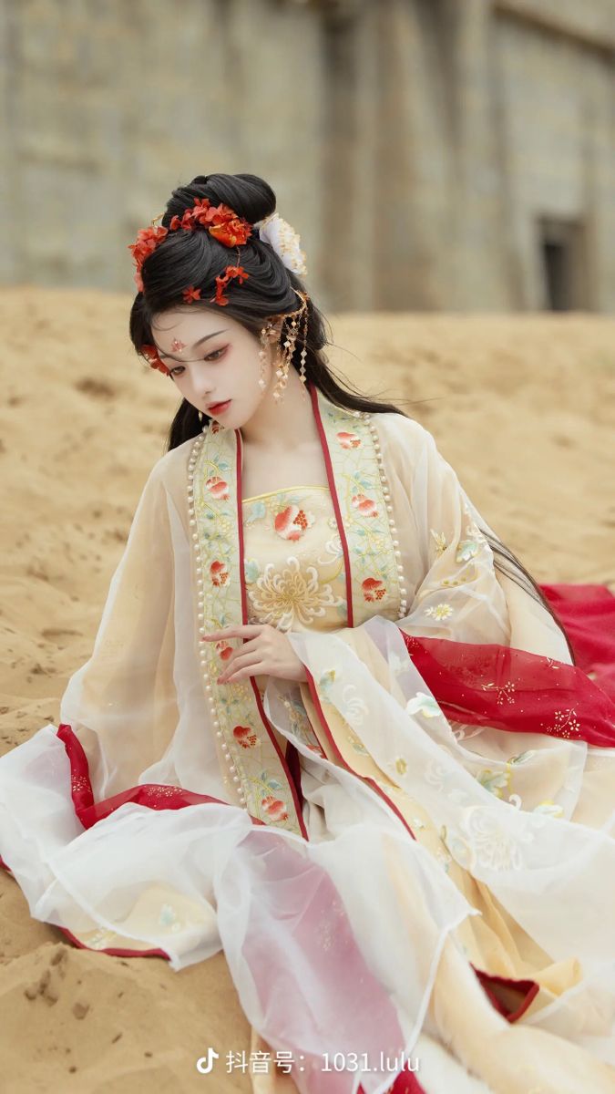 The Splendor of the Tang Dynasty:The Hanfu Style of Shen Zhenzhu