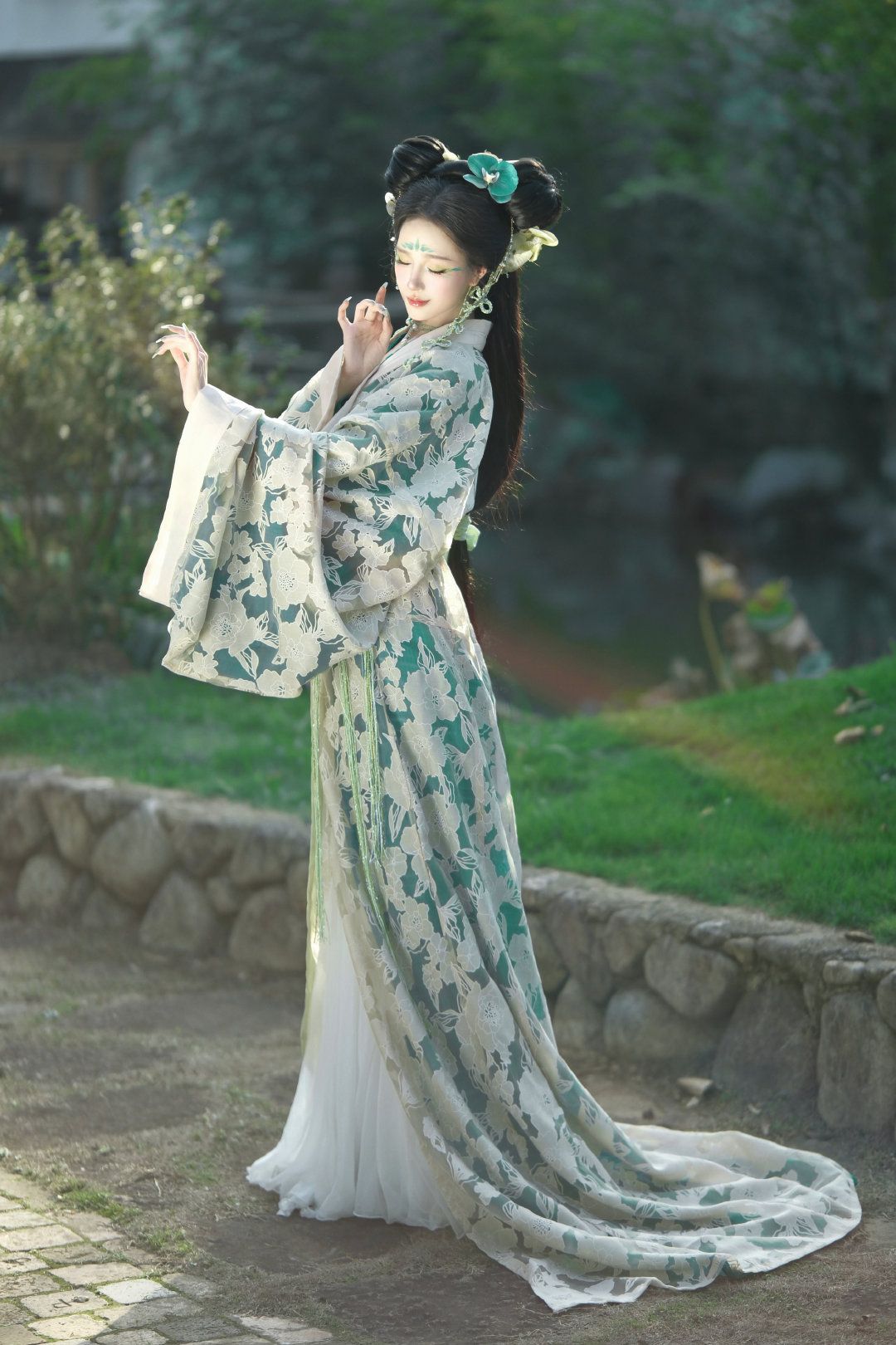 Reinventing Hanfu for Modern Girl:The Evolution of Traditional Hanfu for Little Girls Reinventing Hanfu for Modern Girl:The Evolution of Traditional Hanfu for Little Girls