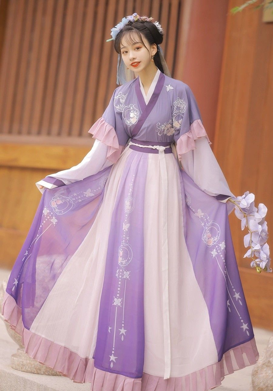 The Elegance of a White Cheongsam Woman:A Long-Standing Tradition The Elegance of a White Cheongsam Woman:A Long-Standing Tradition