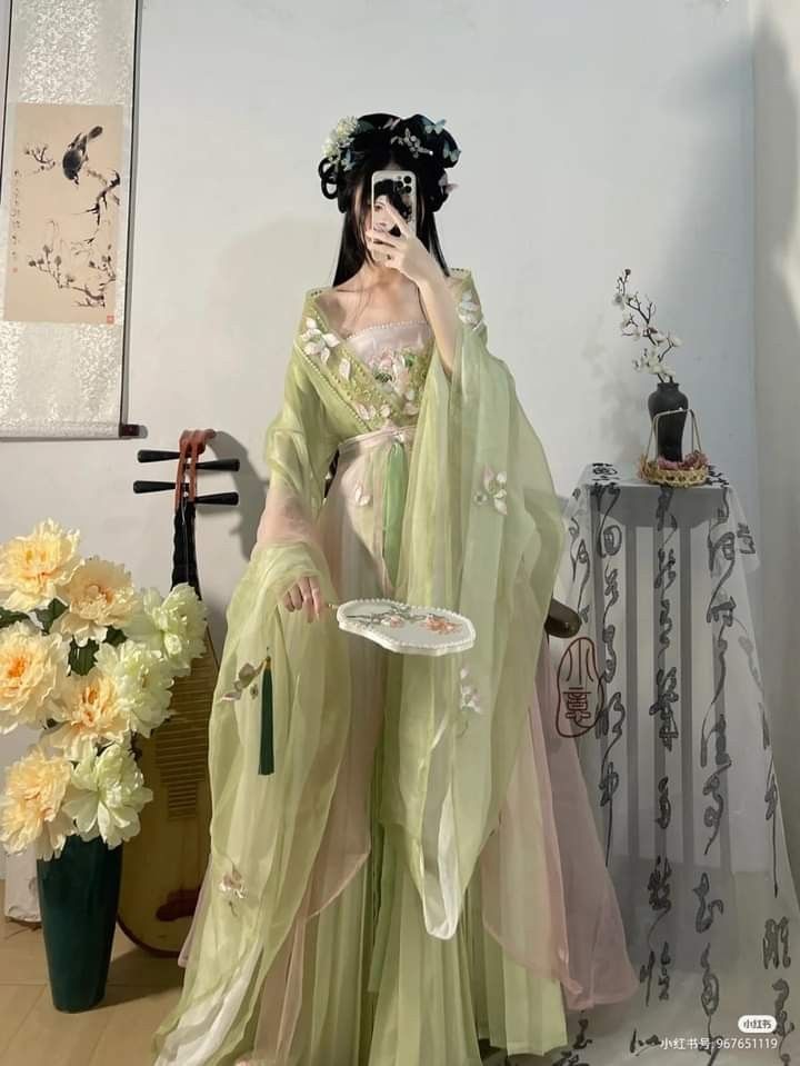 The Enigma of Dark-Colored Cheongsam:A Girl Childs Traditional Elegance