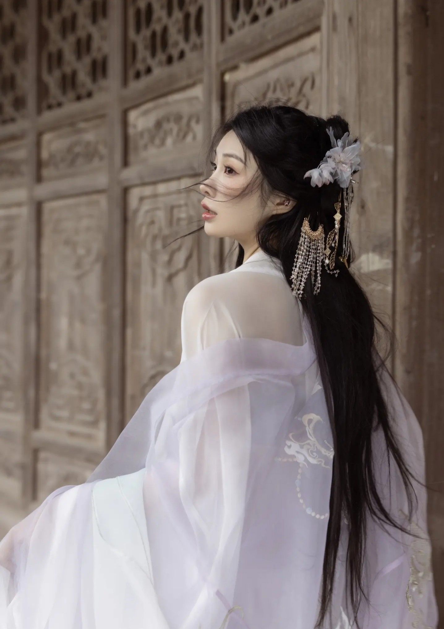 The Enchantment of Green Cheongsam:A Shade of墨绿 The Enchantment of Green Cheongsam:A Shade of墨绿