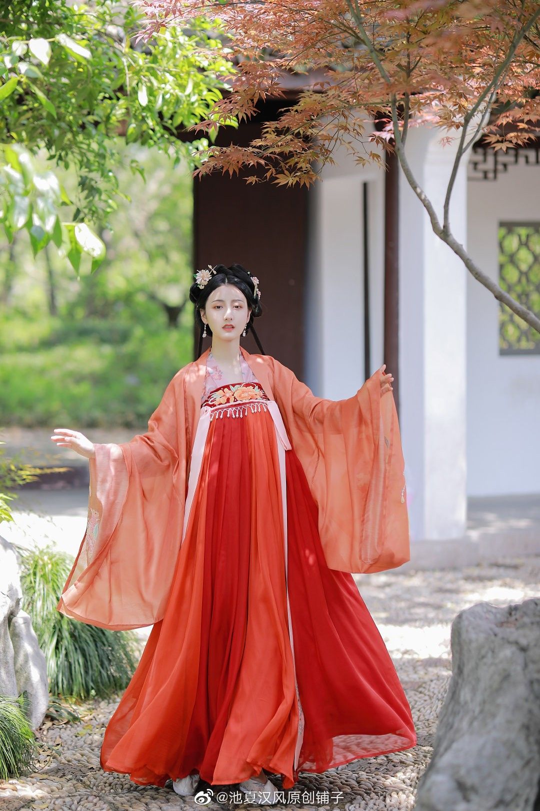 Ancient-Style Hairpins,Maimi Skirts,and the Enchantment of a Childs Grotto Fashion