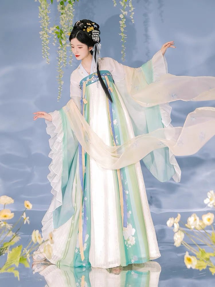 The Evolution of Xi Po Po:A Modernized Qipao The Evolution of Xi Po Po:A Modernized Qipao