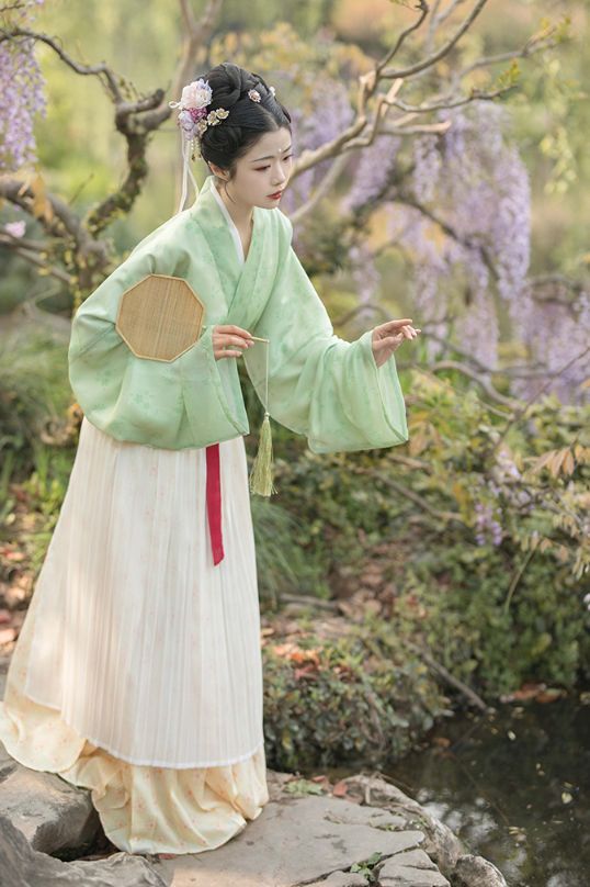 Reimagining the Cheongsam:Embracing Modernity in Chinese Heritage Fashion of Old Shanghai Reimagining the Cheongsam:Embracing Modernity in Chinese Heritage Fashion of Old Shanghai