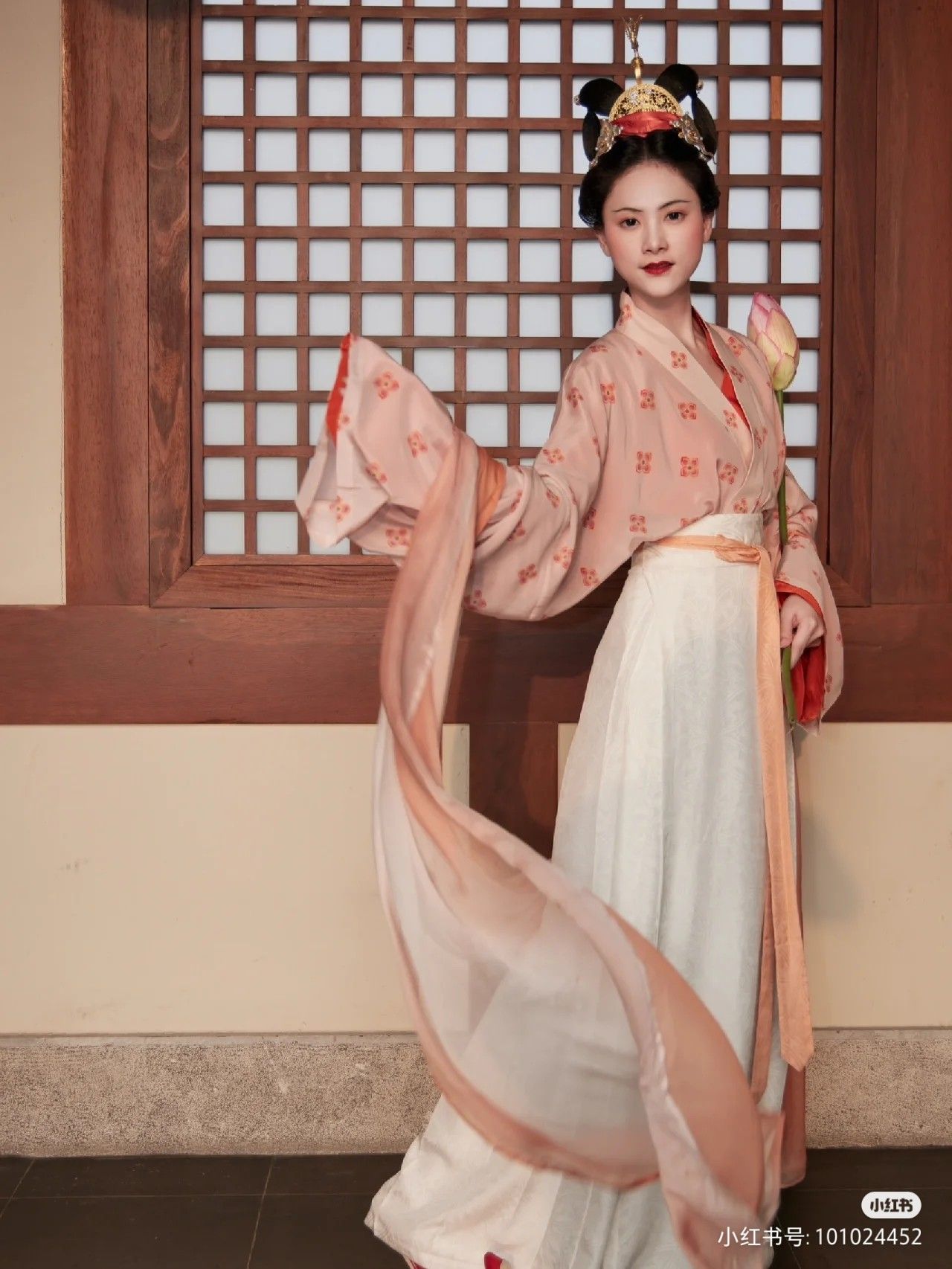 Classic Tailored Cheongsam with Collarless Elegance Classic Tailored Cheongsam with Collarless Elegance