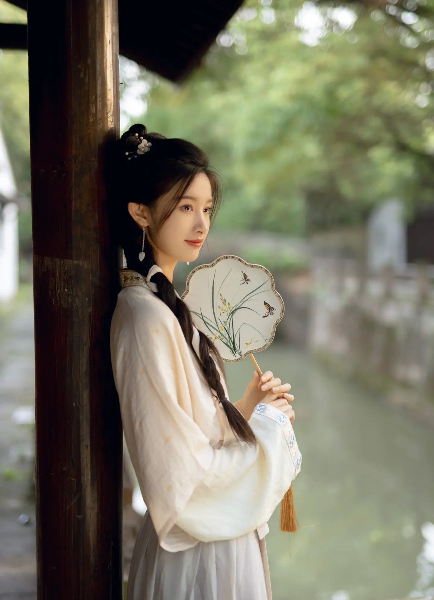 Neo-Chinese Green Hang-Neck Cheongsam:Embracing Traditional Elegance with Modern Green Vogue