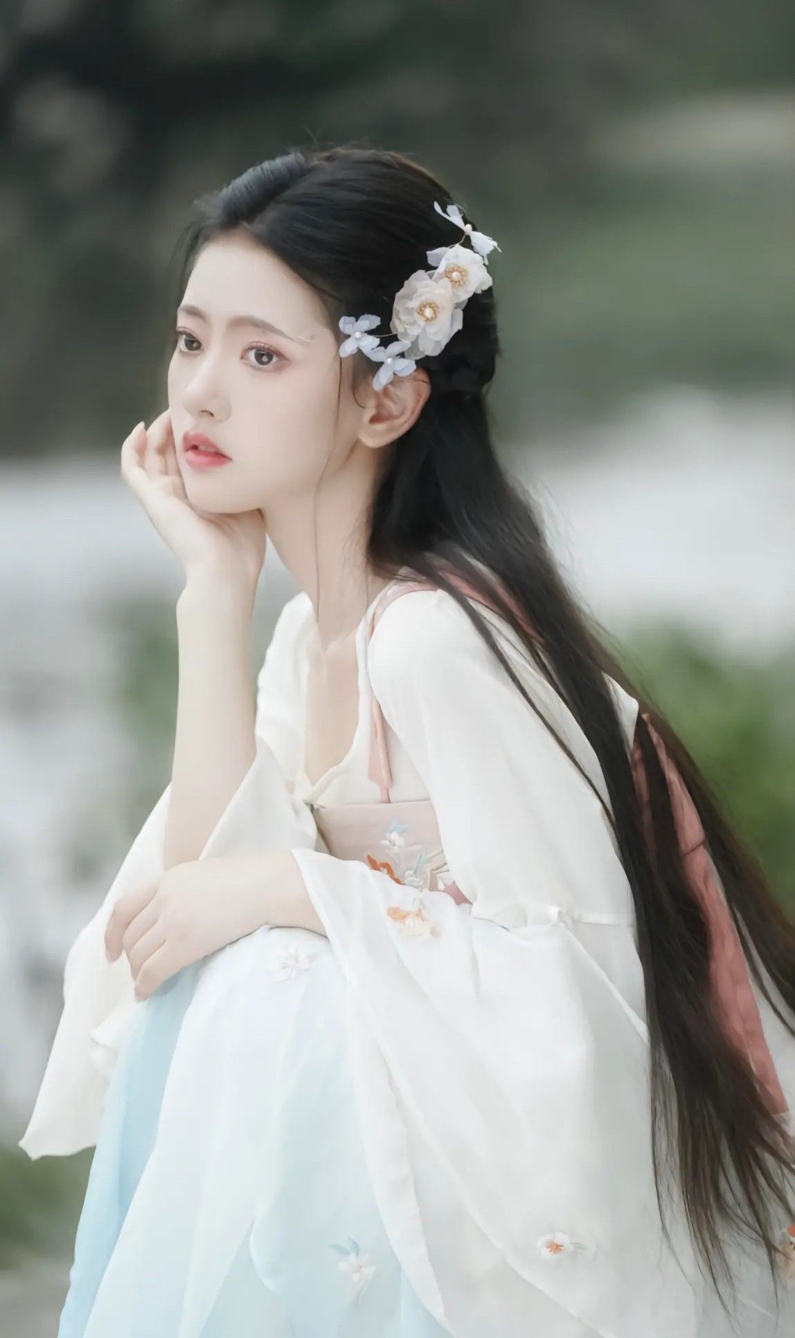 The Elegance of Cheongsam:A Long and Splendid Tale of a Student in a Traditional Chinese Dress The Elegance of Cheongsam:A Long and Splendid Tale of a Student in a Traditional Chinese Dress