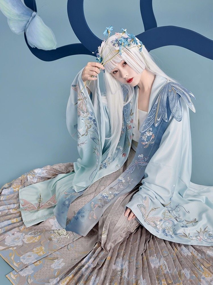 Skirt Linings and Hanfu Fashion:The Evolution of Undergarments in Traditional Chinese Clothing Skirt Linings and Hanfu Fashion:The Evolution of Undergarments in Traditional Chinese Clothing