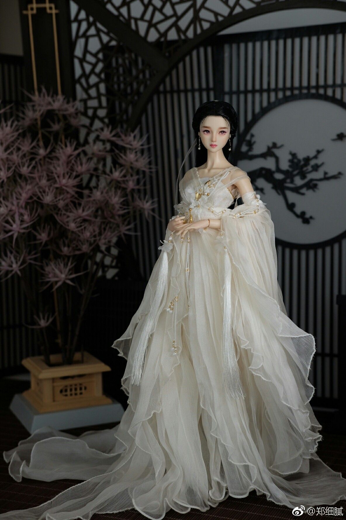 The Radiance of Cheongsam:Highlighting the Beauty of White The Radiance of Cheongsam:Highlighting the Beauty of White