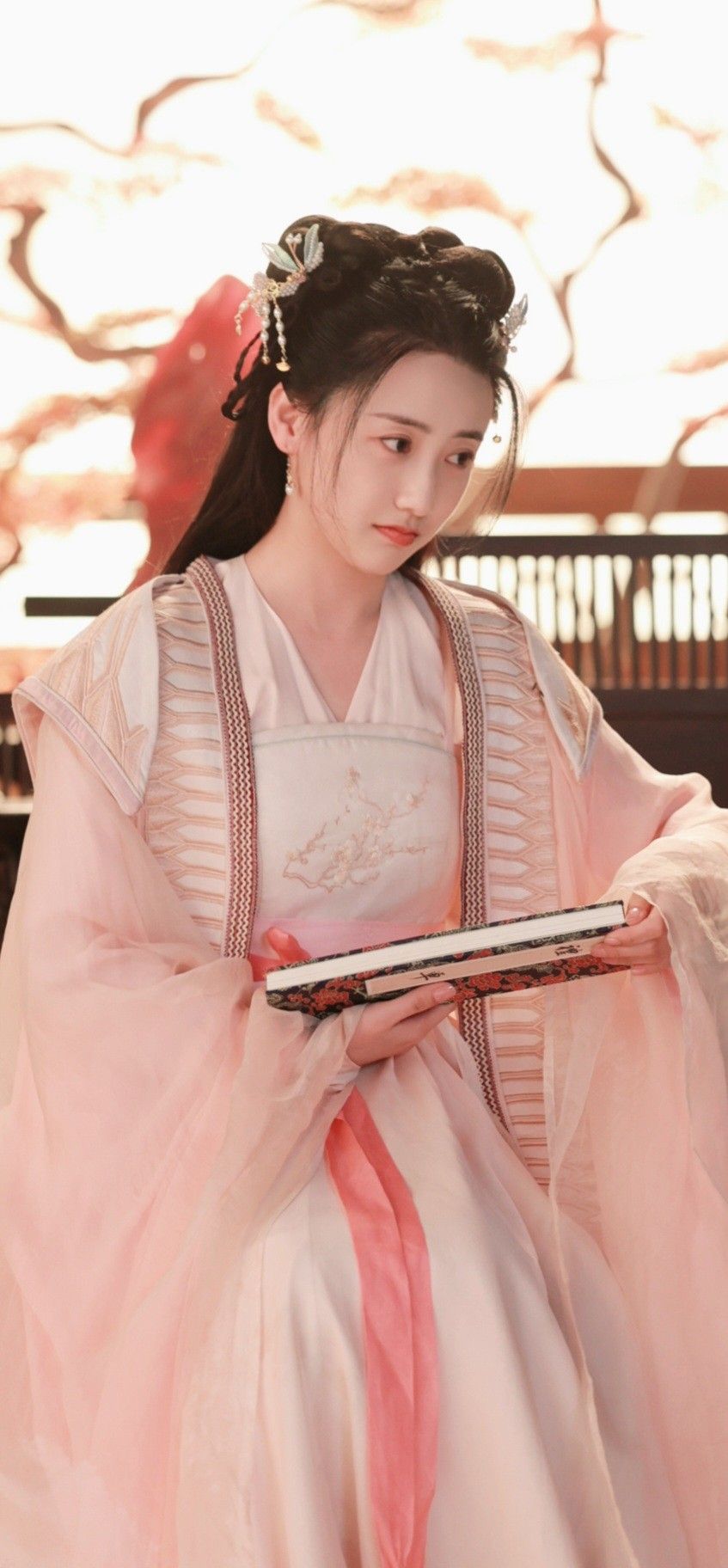 Ephemeras Dream:The Splendor of Hanfu Ephemeras Dream:The Splendor of Hanfu
