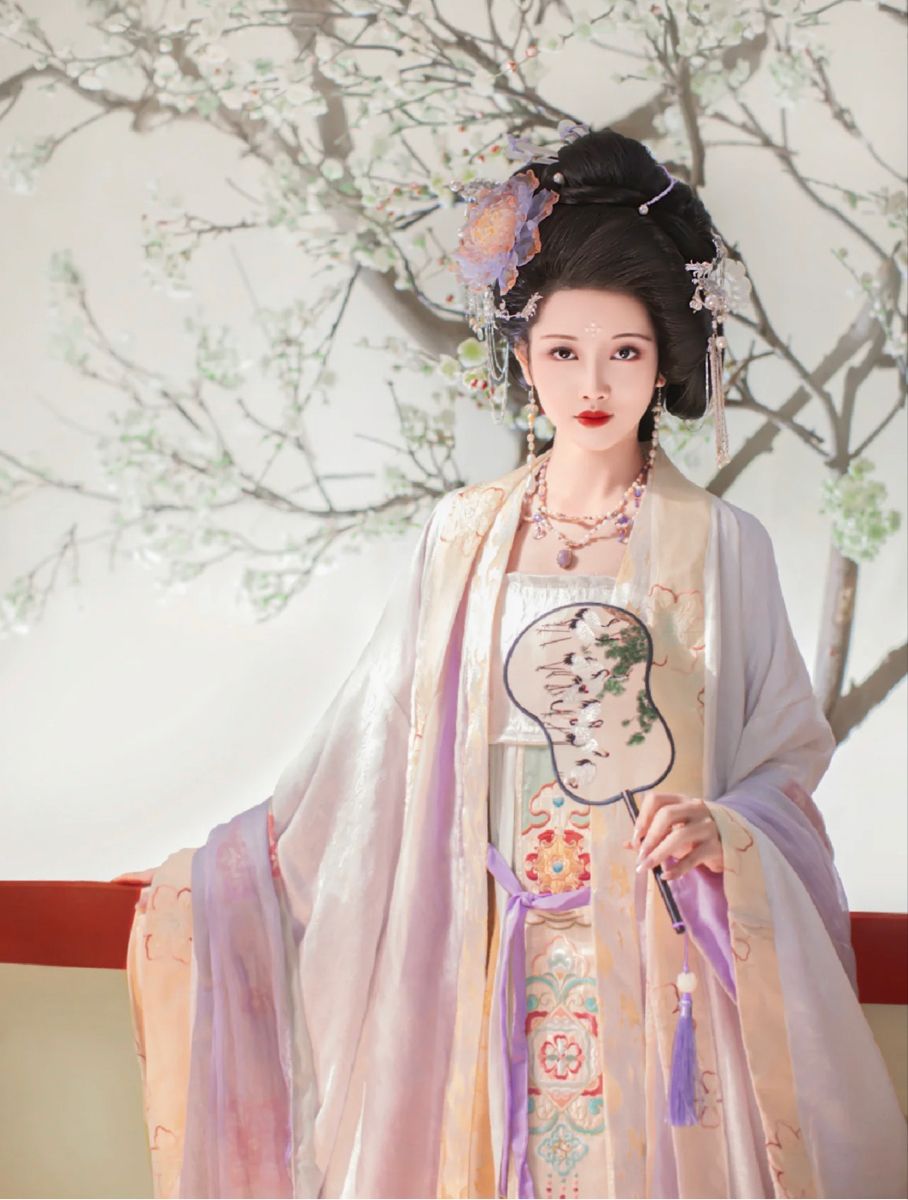 Traditional Chinese Cheongsam with a Modern Twist:The Art of the Fish Tail Skirt