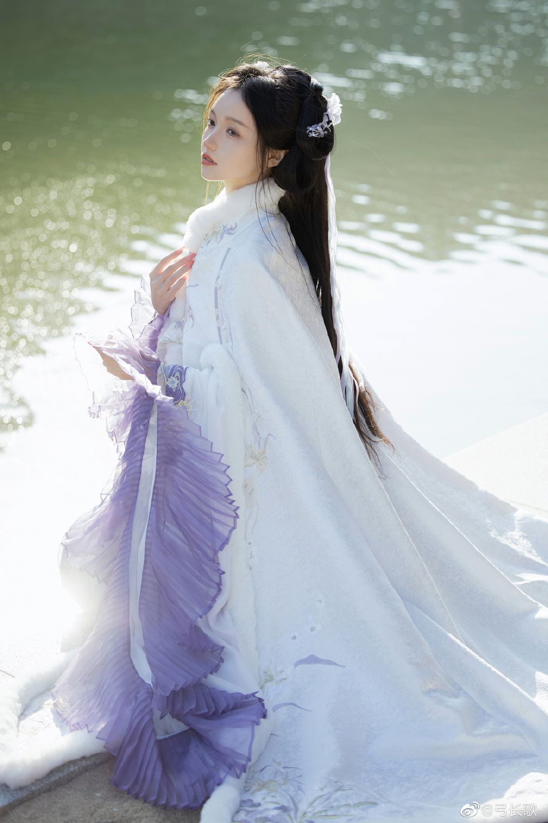 The Ethereal Beauty of Hanfu in the Wei and Jin Dynasties