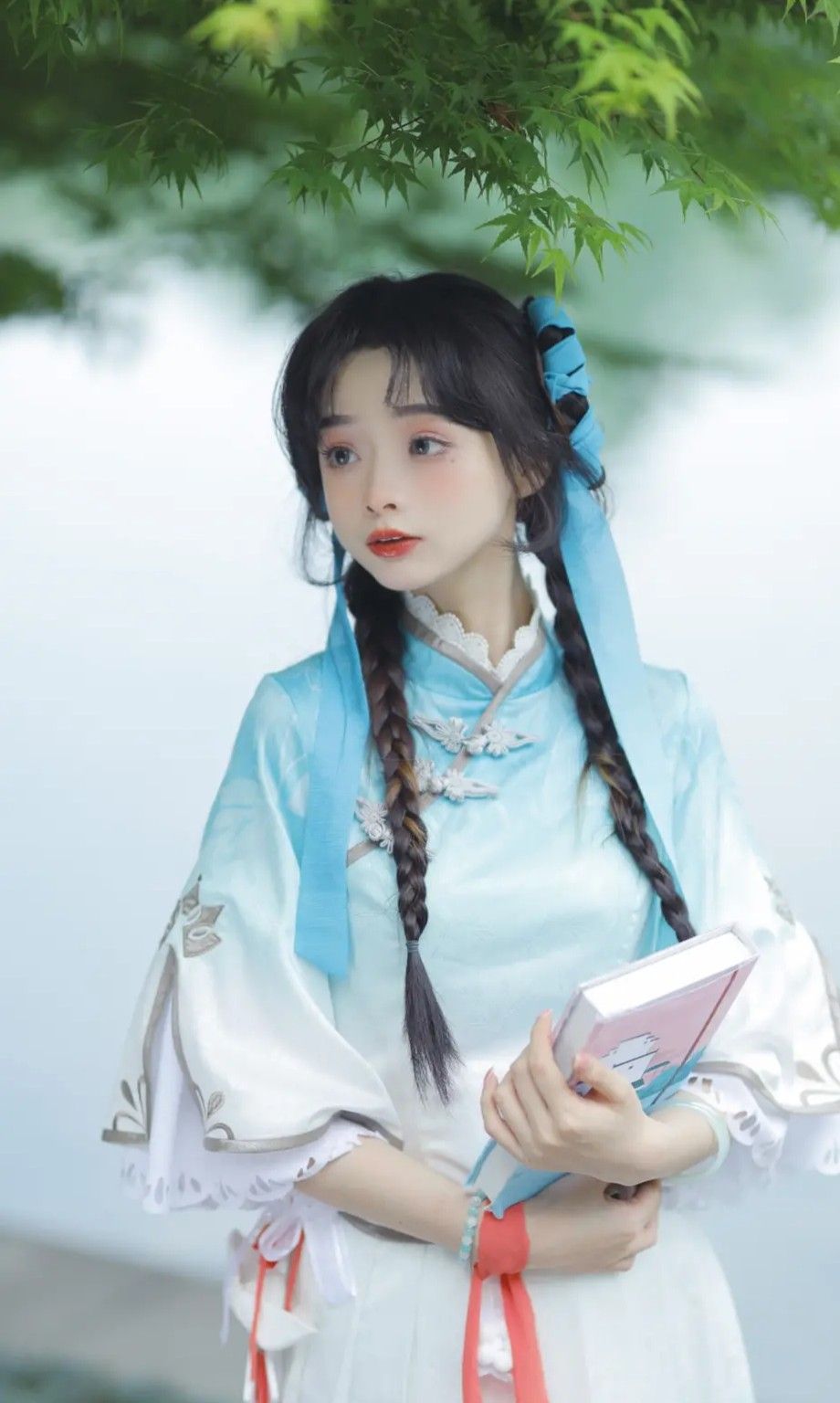 Summer Elegance:The Revival of Cheongsam and Shawl as a Noblewomans Fashion